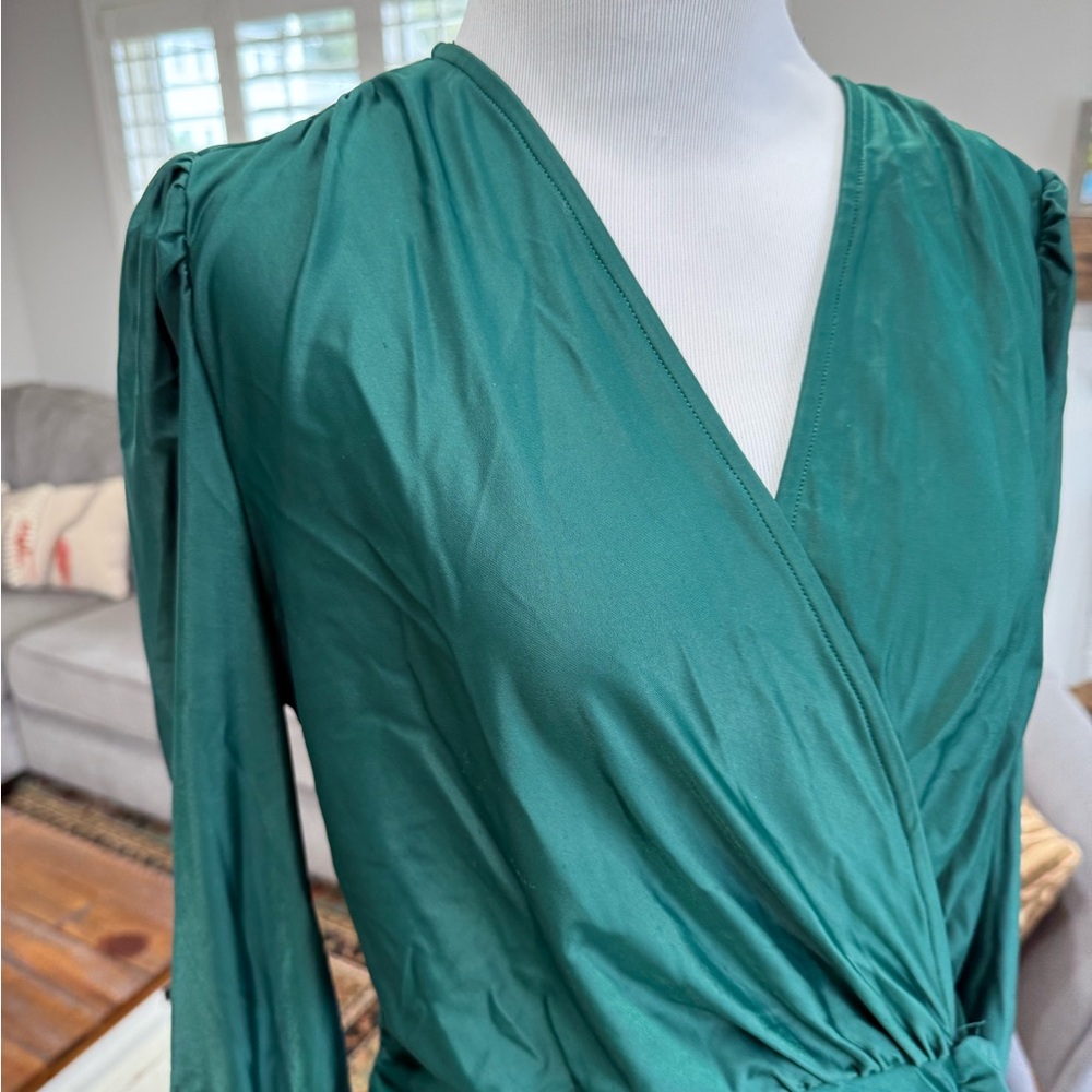 Elegant Green Evening Gown - Picture 6 of 8